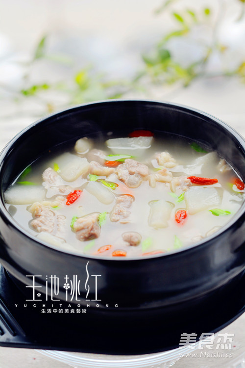 白<a href=/shicai/shucai/LuoBo/index.html target=_blank><u>萝卜</u></a>炖<a href=/shicai/rouqin/YangRou/index.html target=_blank><u>羊肉</u></a>的做法