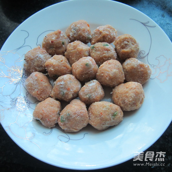 酸<a href=/shicai/shucai/LaJiao/index.html target=_blank><u>辣椒</u></a>蒸肉丸的做法