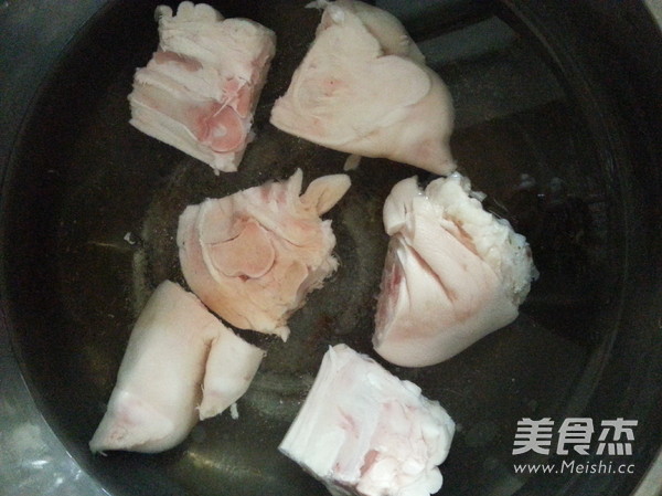 <a href=/shicai/shucai/LianOu/index.html target=_blank><u>莲<a href=/shicai/shucai/Ou/index.html target=_blank><u>藕</u></a></u></a>炖猪手的做法