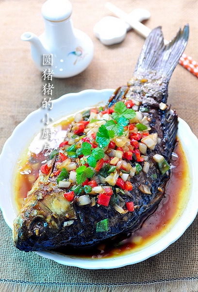 秘制香酥<a href=/shicai/shuichanpin/JiYu/index.html target=_blank><u>鲫鱼</u></a>