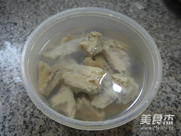 黑<a href=/shicai/shucai/MuEr/index.html target=_blank><u>木耳</u></a><a href=/shicai/rouqin/JiChi/index.html target=_blank><u>鸡翅</u></a>烧<a href=/shicai/mimian/KaoFu/index.html target=_blank><u>烤麸</u></a>的做法