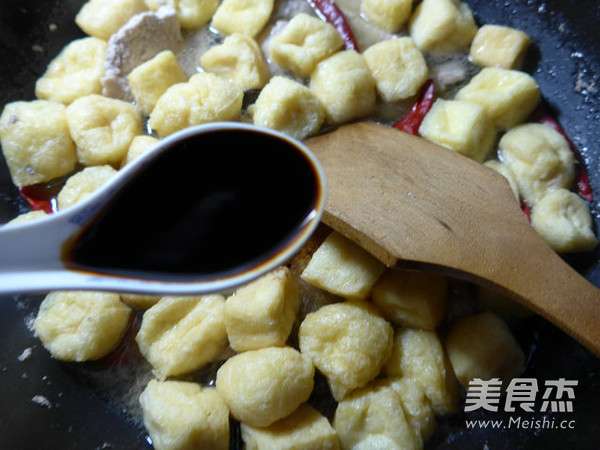 小油<a href=/shicai/mimian/DouFu/index.html target=_blank><u>豆腐</u></a>烧大排的做法