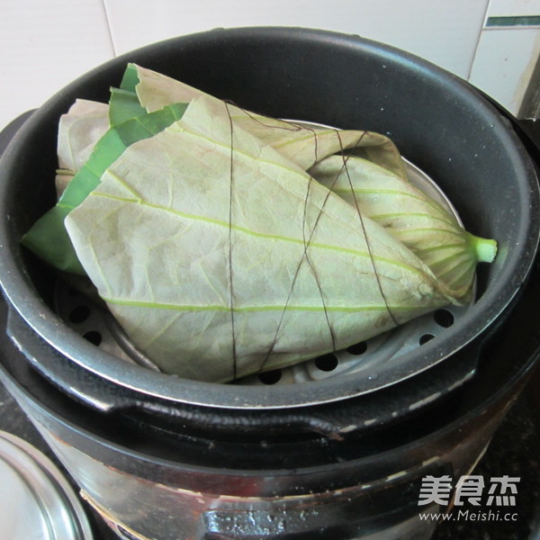 <a href=/shicai/shucai/HeYe/index.html target=_blank><u>荷叶</u></a><a href=/shicai/mimian/MiFen/index.html target=_blank><u>米粉</u></a>肉的做法