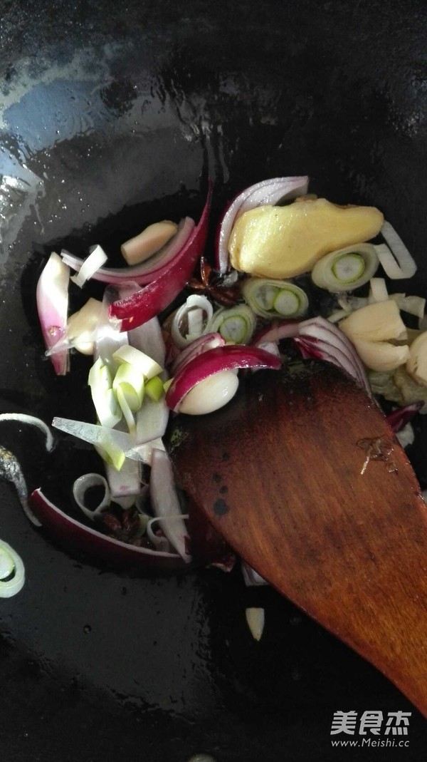 酱<a href=/shicai/mimian/XiangGan/index.html target=_blank><u>香干</u></a>锅的做法