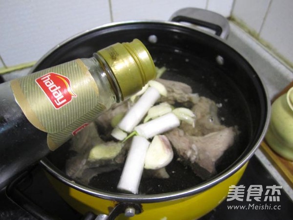 <a href=/shicai/shucai/XiHongShi/index.html target=_blank><u>西红柿</u></a><a href=/shicai/rouqin/JiGu/index.html target=_blank><u>脊骨</u></a>炖连<a href=/shicai/shucai/Ou/index.html target=_blank><u>藕</u></a>的做法