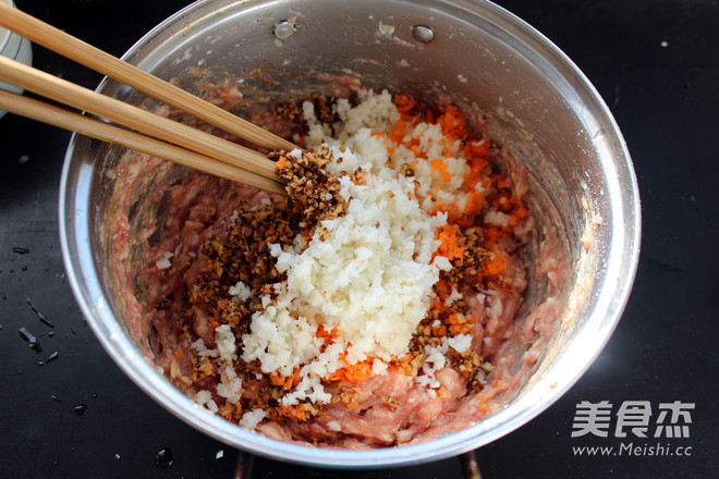 <a href=zt/hsszt target=_blank><u>红烧狮子头</u></a>的做法