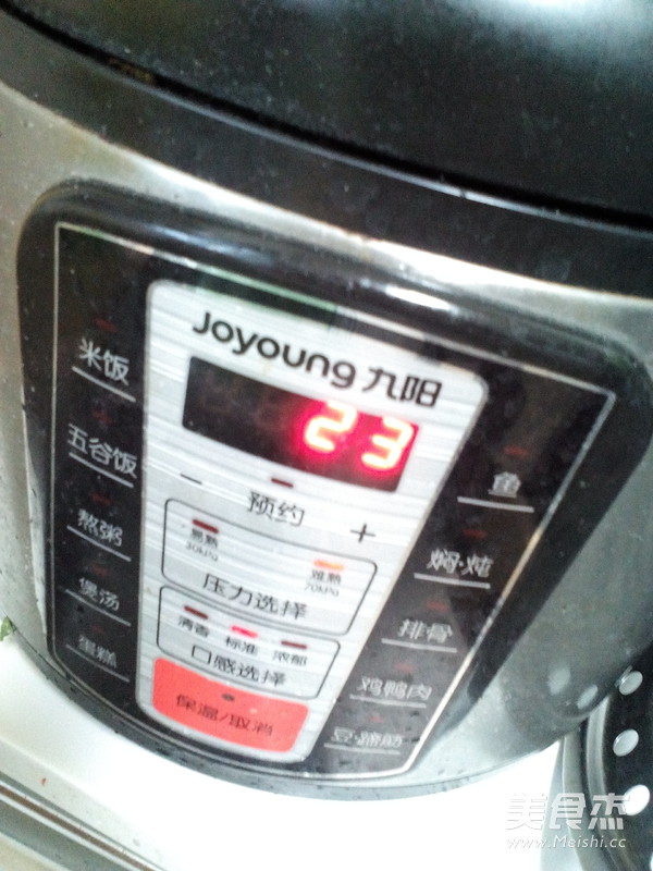 冰糖<a href=/shicai/mimian/NuoMi/index.html target=_blank><u>糯米</u></a><a href=/shicai/shucai/Ou/index.html target=_blank><u>藕</u></a>的做法