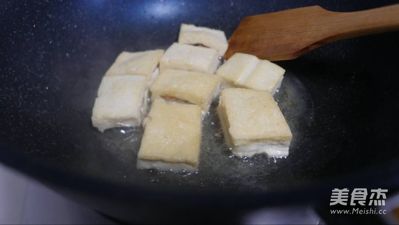 <a href=/shicai/mimian/DouFu/index.html target=_blank><u>豆腐</u></a>塞肉的做法