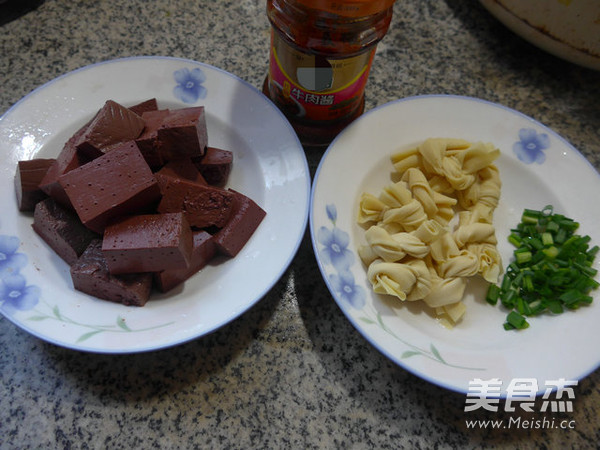 <a href=/shicai/rouqin/NiuRou/index.html target=_blank><u>牛肉</u></a>酱<a href=/shicai/mimian/QianZhang/index.html target=_blank><u>千张</u></a>结煮<a href=/shicai/rouqin/E/index.html target=_blank><u>鹅</u></a><a href=/shicai/rouqin/Xue/index.html target=_blank><u>血</u></a>的做法