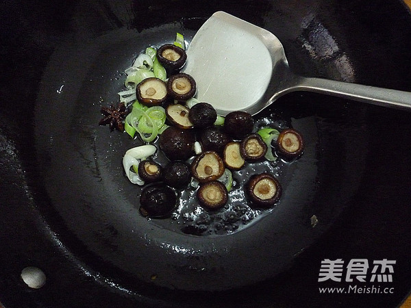 <a href=/shicai/shucai/XiangGu/index.html target=_blank><u>香菇</u></a>冻<a href=/shicai/mimian/DouFu/index.html target=_blank><u>豆腐</u></a>烧<a href=/shicai/rouqin/AnChun/index.html target=_blank><u>鹌鹑</u></a>蛋的做法