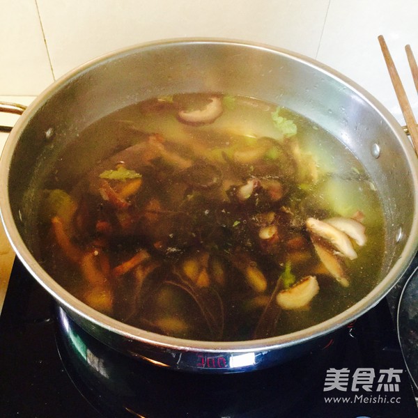 <a href=/shicai/shucai/DongGu/index.html target=_blank><u>冬菇</u></a>焖鸡的做法