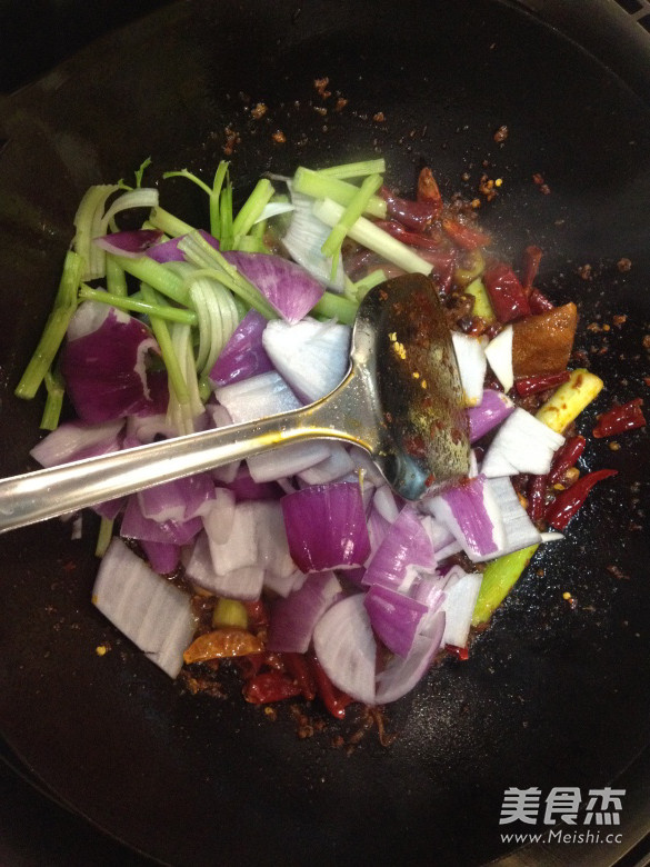 干锅<a href=/shicai/rouqin/PaiGu/index.html target=_blank><u>排骨</u></a>虾的做法