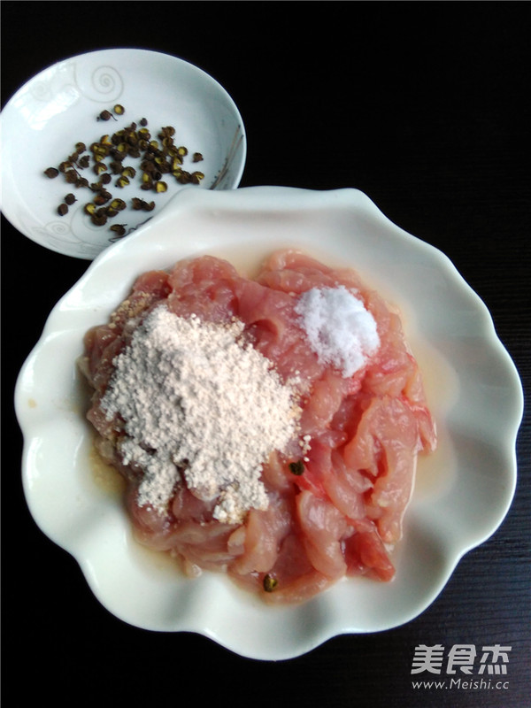 <a href=/shicai/shucai/XingBaoGu/index.html target=_blank><u><a href=/shicai/guopin/Xing/index.html target=_blank><u>杏</u></a>鲍菇</u></a>肉丝的做法