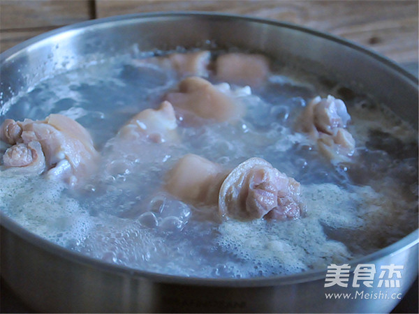 电压力锅版卤<a href=/shicai/rouqin/ZhuTi/index.html target=_blank><u>猪蹄</u></a>的做法