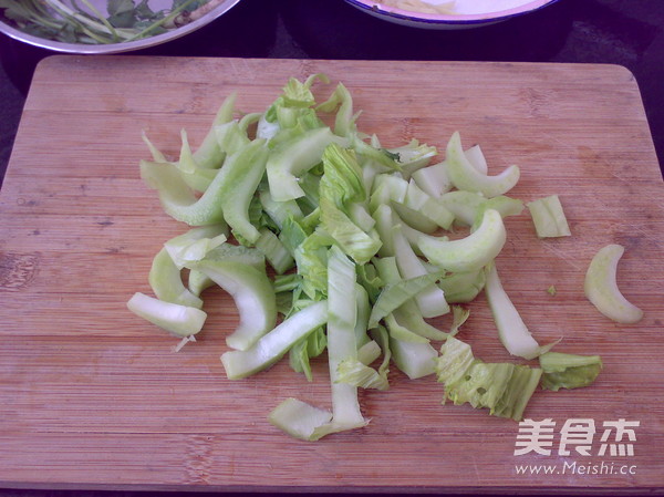 咸猪骨<a href=/shicai/shucai/JieCai/index.html target=_blank><u>芥菜</u></a>粥的做法