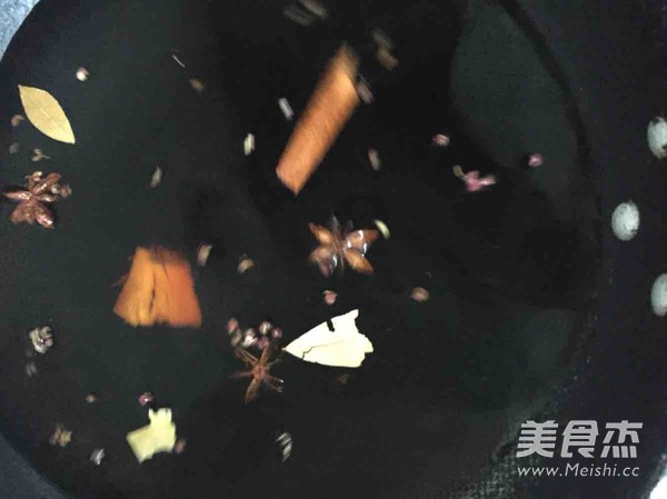 <a href=zt/hsszt target=_blank><u>红烧狮子头</u></a>的做法