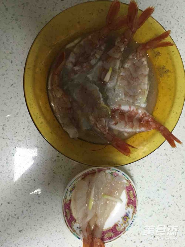 <a href=/shicai/guopin/NingMeng/index.html target=_blank><u>柠檬</u></a>黄金凤尾虾的做法
