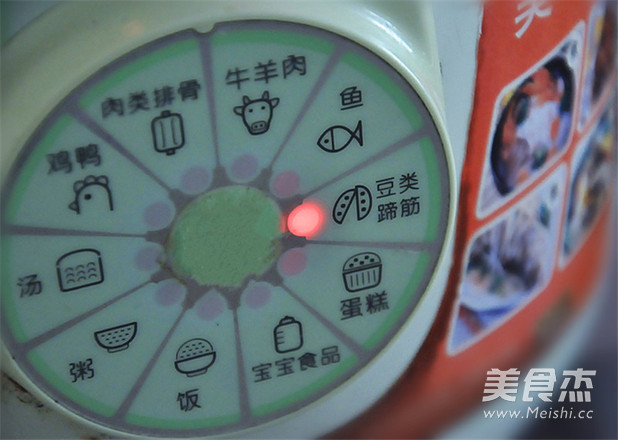 电压力锅版卤<a href=/shicai/rouqin/ZhuTi/index.html target=_blank><u>猪蹄</u></a>的做法