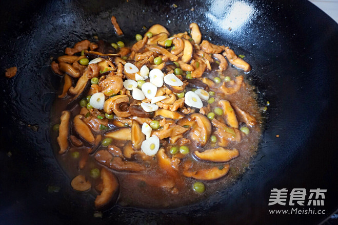 <a href=/shicai/shucai/XiangGu/index.html target=_blank><u>香菇</u></a>焖<a href=/shicai/rouqin/LiJi/index.html target=_blank><u>里脊</u></a>的做法