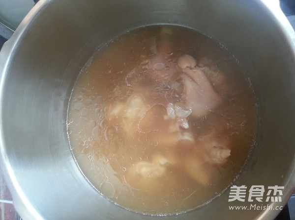 <a href=/shicai/shucai/LianOu/index.html target=_blank><u>莲<a href=/shicai/shucai/Ou/index.html target=_blank><u>藕</u></a></u></a>炖猪手的做法