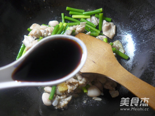 <a href=/shicai/shucai/SuanTai/index.html target=_blank><u>蒜薹</u></a>炒<a href=/shicai/shuichanpin/NiuWa/index.html target=_blank><u>牛蛙</u></a>的做法