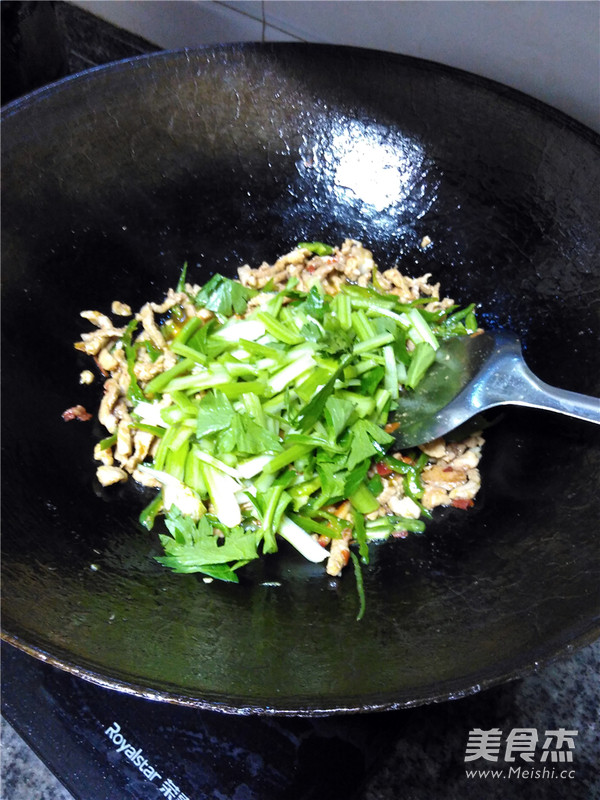 双椒<a href=/shicai/shucai/XiQin/index.html target=_blank><u>西芹</u></a>肉丝的做法