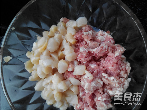 <a href=/shicai/shuichanpin/ShanBei/index.html target=_blank><u>扇贝</u></a>丁<a href=/shicai/rouqin/ZhuRou/index.html target=_blank><u>猪肉</u></a><a href=/shicai/shucai/JiuCai/index.html target=_blank><u>韭菜</u></a>饺子馅的做法