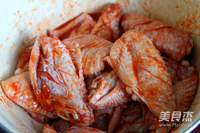 特色烤<a href=/shicai/rouqin/JiChi/index.html target=_blank><u>鸡翅</u></a>的做法