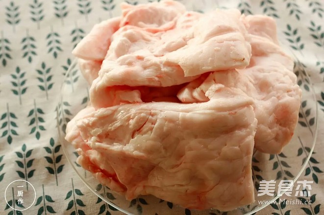 炸一锅翻滚的<a href=/shicai/rouqin/ZhuYou/index.html target=_blank><u>猪油</u></a>的做法