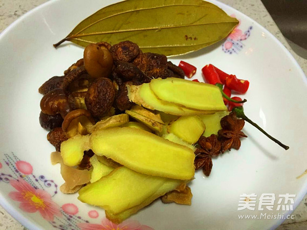 斓曦五香辣猪手的做法