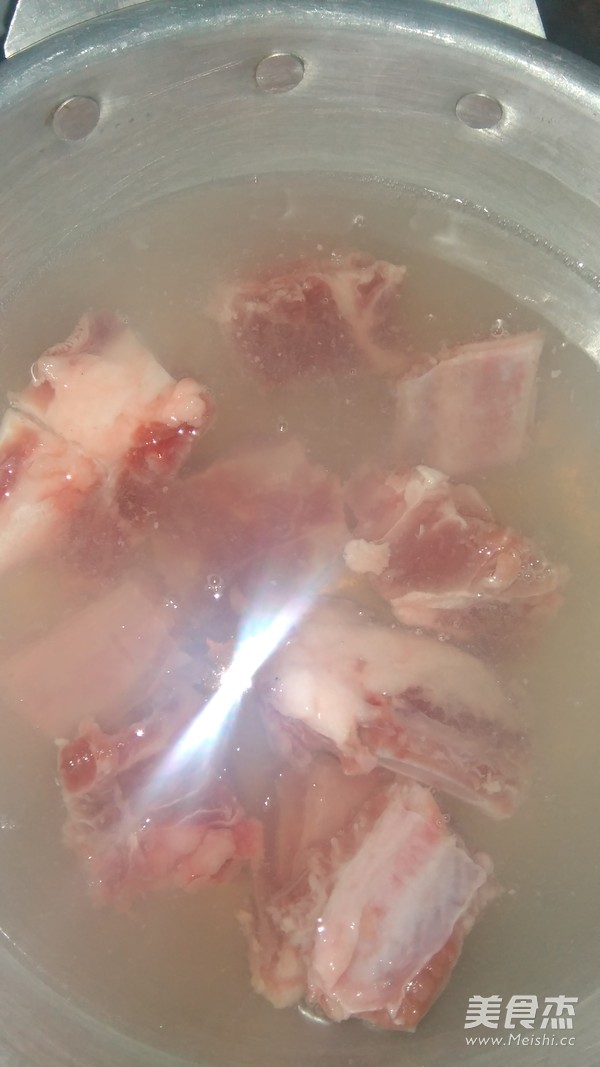 <a href=/shicai/rouqin/PaiGu/index.html target=_blank><u>排骨</u></a>烧<a href=/shicai/shucai/HuLuoBo/index.html target=_blank><u>胡<a href=/shicai/shucai/LuoBo/index.html target=_blank><u>萝卜</u></a></u></a>的做法