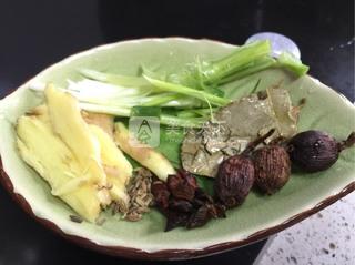 <a href=/shicai/rouqin/NiuPai/index.html target=_blank><u>牛排</u></a>清炖白<a href=/shicai/shucai/LuoBo/index.html target=_blank><u>萝卜</u></a>