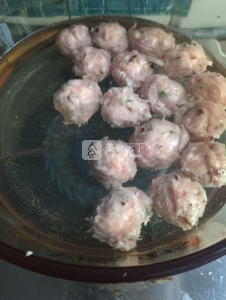 手打<a href=/shicai/shucai/XiangGu/index.html target=_blank><u>香菇</u></a>小肉丸