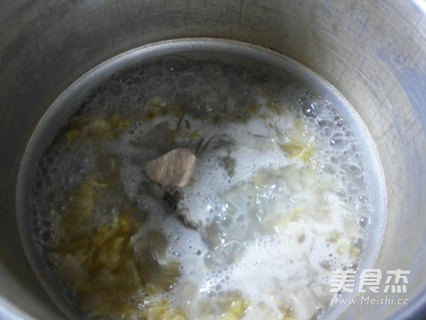 酸菜<a href=/shicai/mimian/FenTiao/index.html target=_blank><u>粉条</u></a>煮<a href=/shicai/rouqin/LongGu/index.html target=_blank><u>龙骨</u></a>的做法