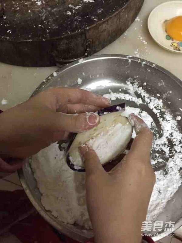 <a href=/shicai/guopin/BaiXiangGuo/index.html target=_blank><u>百香果</u></a>烩茄盒的做法