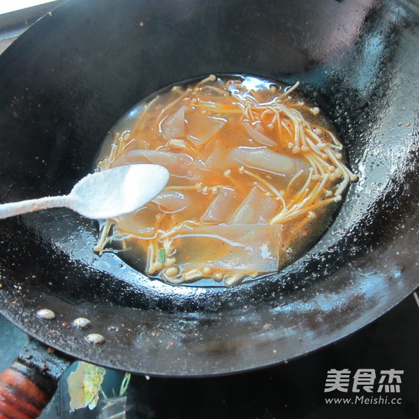 金针菇煮<a href=/shicai/mimian/FenPi/index.html target=_blank><u>粉皮</u></a>的做法