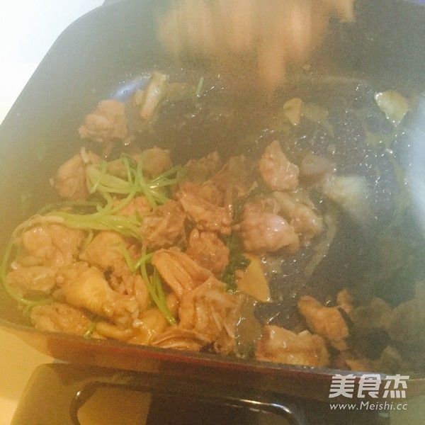 <a href=/shicai/shucai/XiangCai/index.html target=_blank><u>香菜</u></a>焖鸡的做法