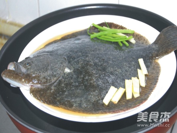 清蒸<a href=/shicai/shuichanpin/DuoBaoYu/index.html target=_blank><u>多宝鱼</u></a>的做法