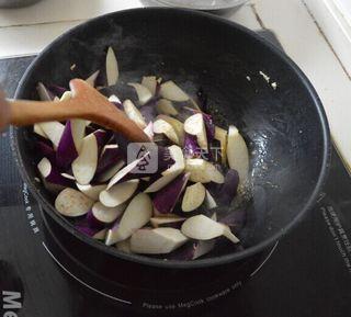 <a href=/shicai/shucai/QieZi/index.html target=_blank><u>茄子</u></a>鸡柳