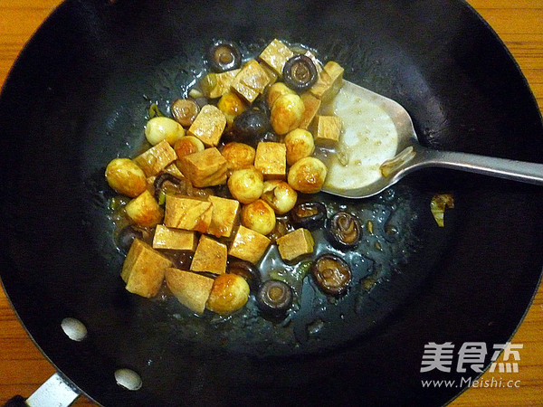 <a href=/shicai/shucai/XiangGu/index.html target=_blank><u>香菇</u></a>冻<a href=/shicai/mimian/DouFu/index.html target=_blank><u>豆腐</u></a>烧<a href=/shicai/rouqin/AnChun/index.html target=_blank><u>鹌鹑</u></a>蛋的做法