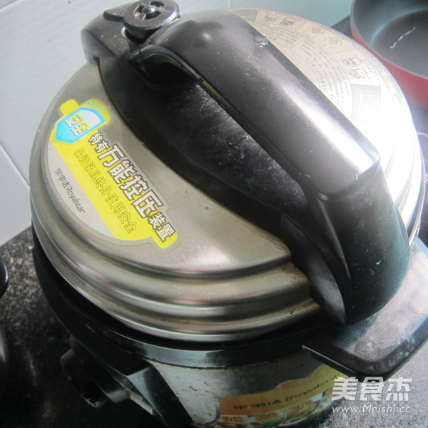 老鸭炖<a href=/shicai/shucai/LianOu/index.html target=_blank><u>莲<a href=/shicai/shucai/Ou/index.html target=_blank><u>藕</u></a></u></a>的做法