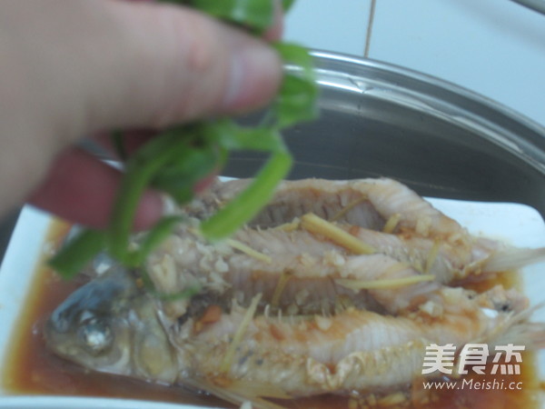 <a href=/shicai/mimian/HuangDou/index.html target=_blank><u>黄豆</u></a>酱蒸<a href=/shicai/shuichanpin/LingYu/index.html target=_blank><u>鲮鱼</u></a>腩的做法