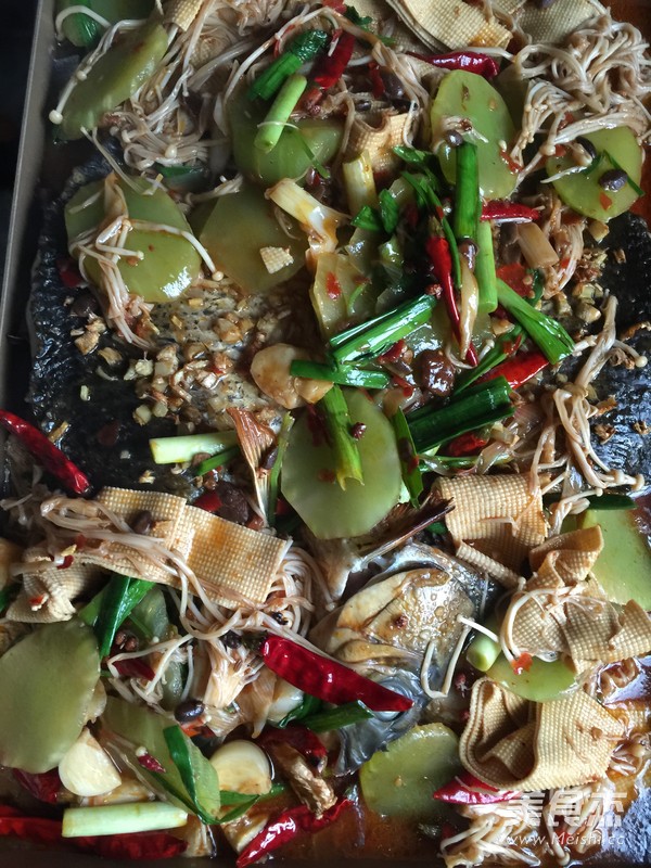 香辣<a href=/shicai/diaoweipin/DouChi/index.html target=_blank><u>豆豉</u></a>烤鱼的做法