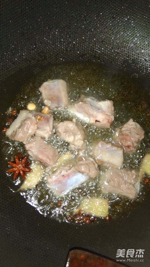 <a href=/shicai/rouqin/PaiGu/index.html target=_blank><u>排骨</u></a>烧<a href=/shicai/shucai/HuLuoBo/index.html target=_blank><u>胡<a href=/shicai/shucai/LuoBo/index.html target=_blank><u>萝卜</u></a></u></a>的做法