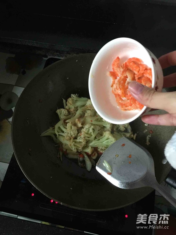 <a href=/shicai/shucai/CaiHua/index.html target=_blank><u>菜花</u></a>配海虾的做法