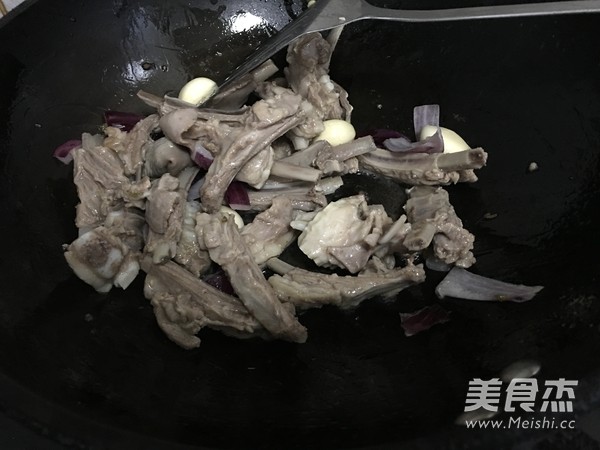 红烧<a href=/shicai/rouqin/YangPai/index.html target=_blank><u>羊排</u></a><a href=/shicai/shucai/HuLuoBo/index.html target=_blank><u>胡<a href=/shicai/shucai/LuoBo/index.html target=_blank><u>萝卜</u></a></u></a>的做法