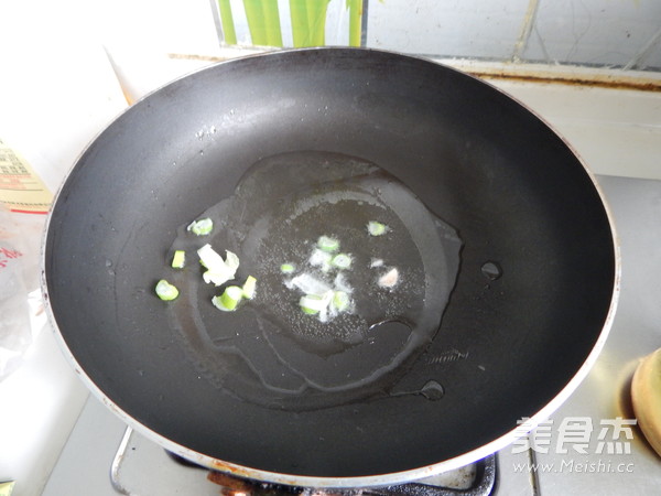 双蛋煎<a href=/shicai/shucai/KouMo/index.html target=_blank><u>口蘑</u></a>的做法