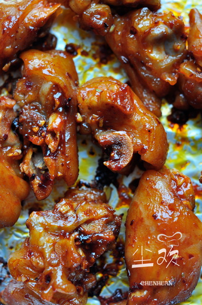 蒜香烤<a href=/shicai/rouqin/ZhuJiao/index.html target=_blank><u>猪脚</u></a>的做法