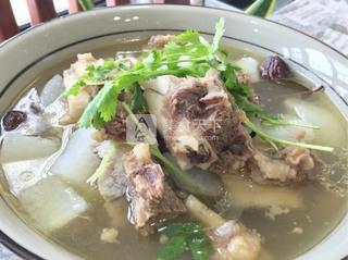 <a href=/shicai/rouqin/NiuPai/index.html target=_blank><u>牛排</u></a>清炖白<a href=/shicai/shucai/LuoBo/index.html target=_blank><u>萝卜</u></a>