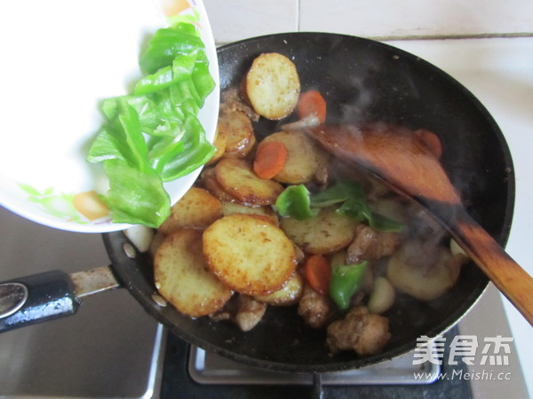 干锅<a href=/shicai/shucai/TuDou/index.html target=_blank><u>土豆</u></a>片的做法